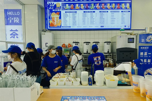 县城“王牌茶饮”：在蜜雪冰城、益禾堂围攻下，一年卖了近2000万