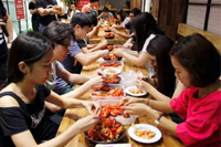 拼效率、做特色，小龙虾饭掀起“快餐角逐战”！